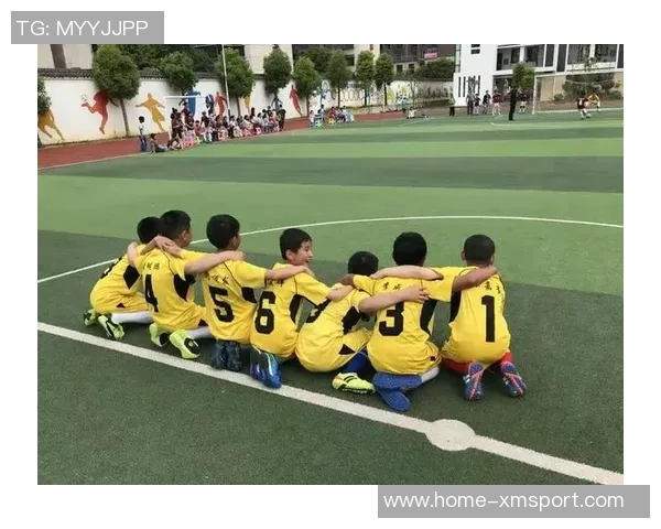 小学足球赛精彩瞬间回顾赛场上的孩子们展现团结与拼搏精神